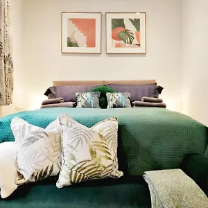 Lansdown 2br Old Coach House Near Town Centre - Retro Charm & Cozy Vibes By Suitely Cheltenham