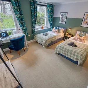 2 Bedroom Stylish Spacious Apt, Sleeps 6, Central Cheltenham, With Free Parking - By Blue Puffin Cheltenham